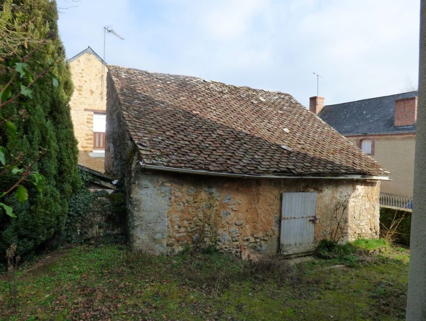 Maison de village à restaurer avec jardin et dépendance  10 minutes Sablé-sur-Sarthe maison terrain