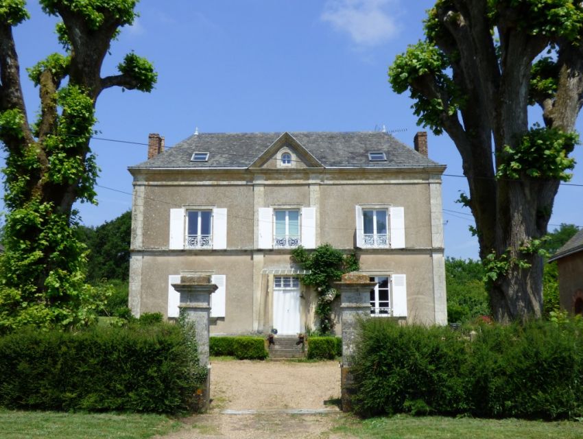 Propriété de caractère Axe Le Mans-Laval proche de Brulon Maison bourgeoise avec jardin et dépendances