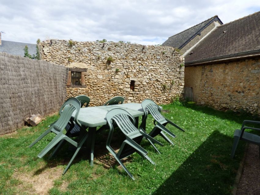 Près de Sablé-sur-Sarthe Petite maison de vilage avec cour et petit jardin