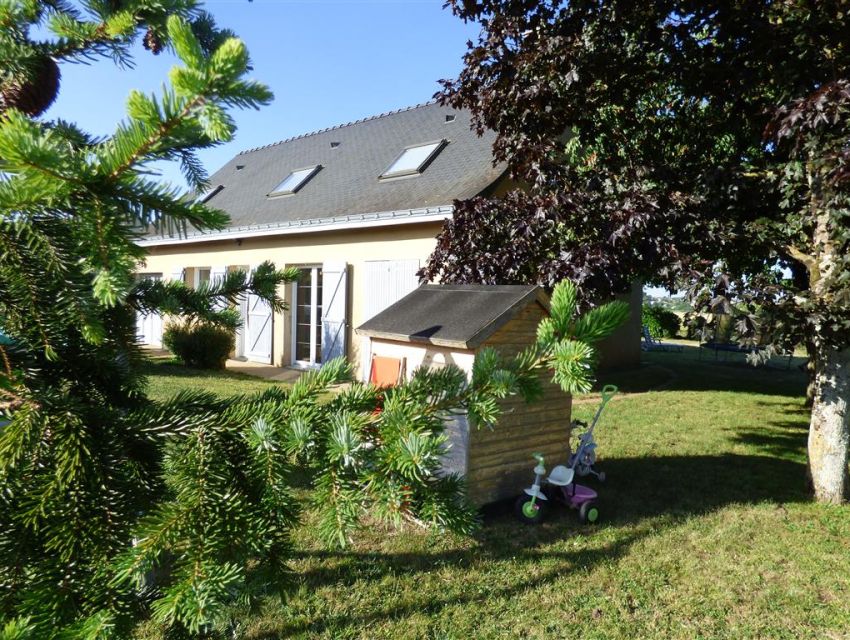 maison proche de brulon (72350)  avec garage jardin et terrasse.