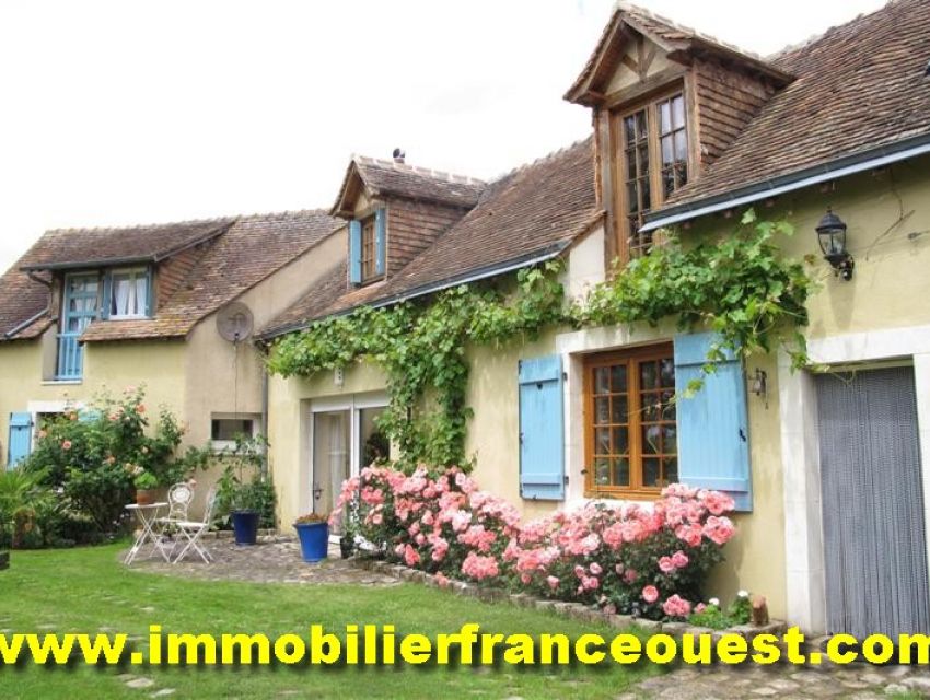 Immobilier Sarthe (72) - immobilier Pays de Loire - Maison, longère restaurée, avec dépendances, à 20 minutes de Sablé, proche d'un village tous commerces.