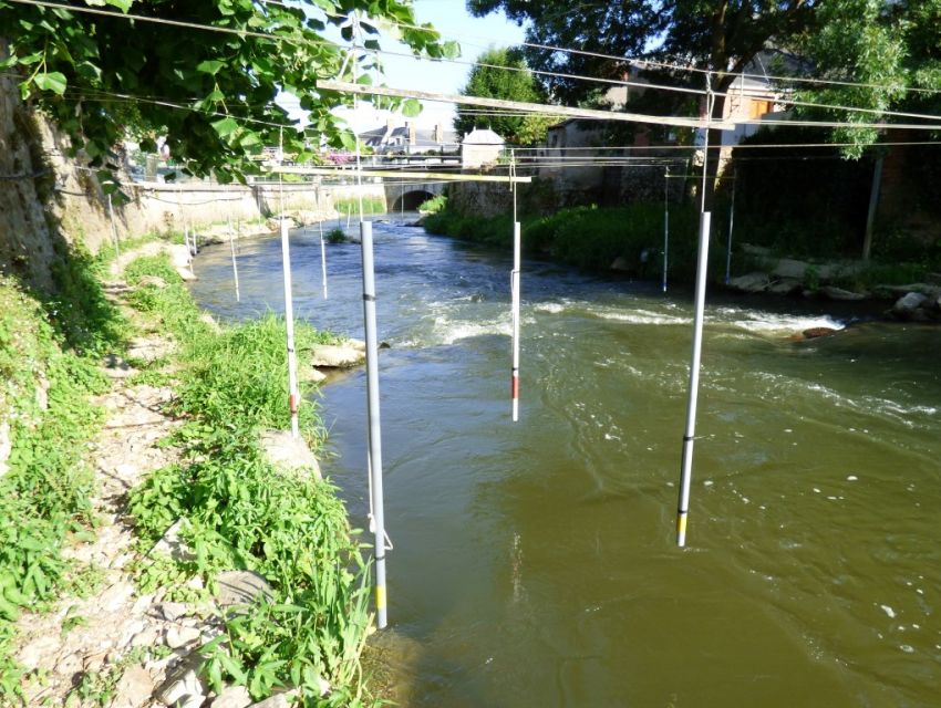 Maison centre Sablé sur Sarthe avec bras de  rivière 'la Sarthe'  en contre-bas du jardin.