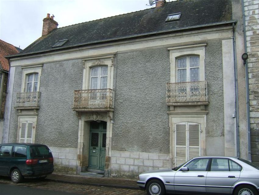 Sablé sur Sarthe - Centre ancien - petite maison bourgeoise.