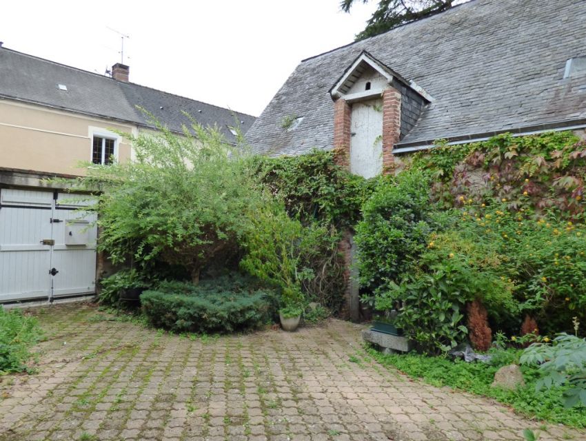 Cour avec puits, dépendance en pierre avec lucarne gerbière, jardin clos et accès rivière