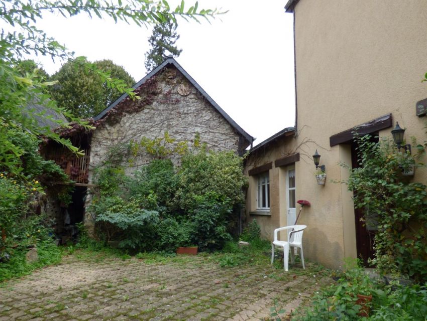 15 minutes Sablé-sur-Sarthe, maison ancienne avec cour fermée et dépendance en pierre