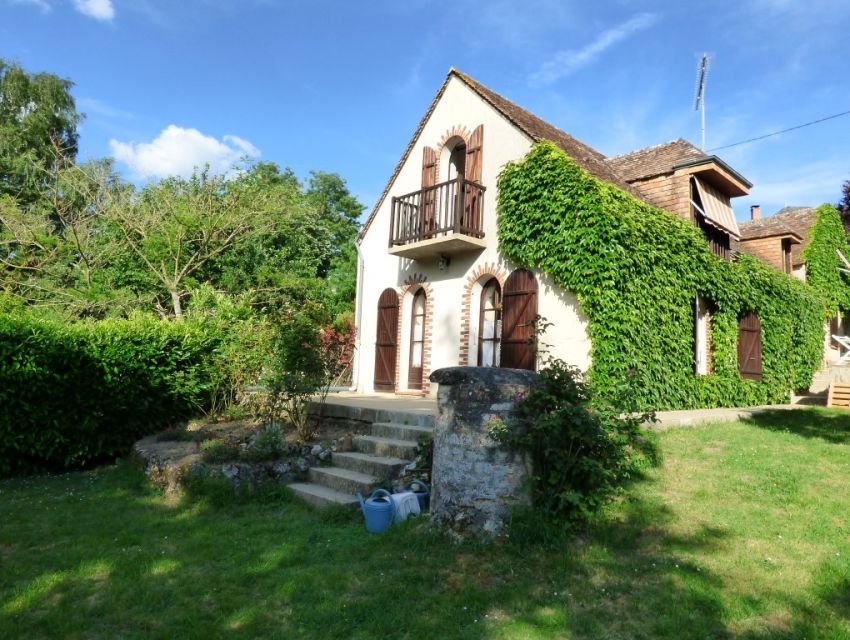 Fermette restaurée sur terrain clos en bord de rivière, terrasses et dépendance.Axe Sablé-sur-Sarthe-Le Mans Pays de La Loire