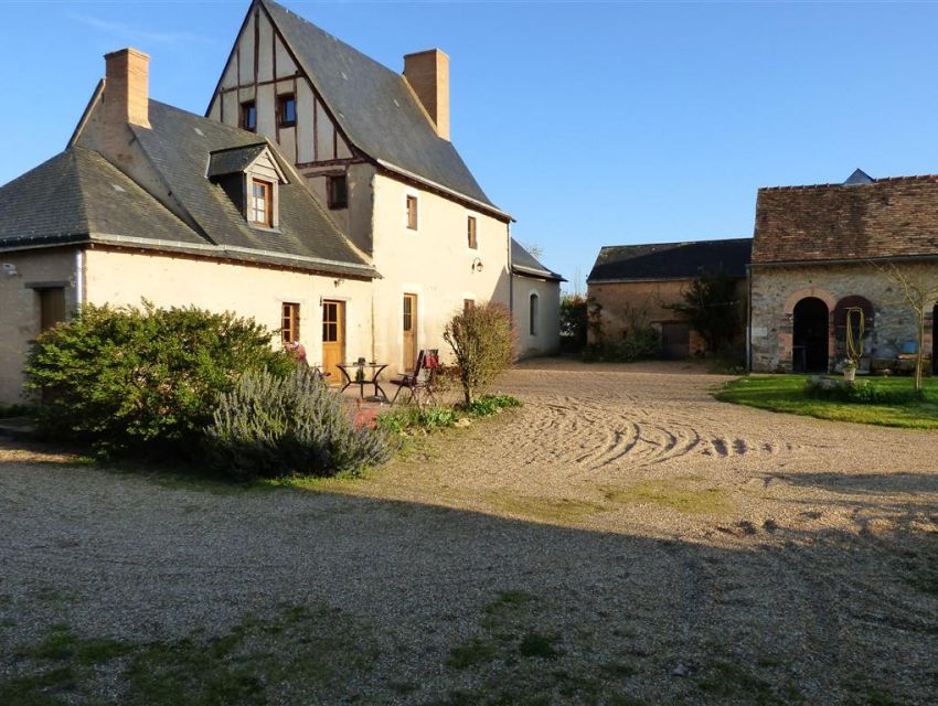 manoir sarthois à proximité de Sablé sur Sarthe - piscine et dependances.