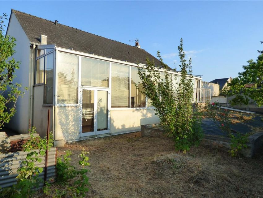 maison a vendre a Sablé sur sarthe avec jardin clos, garage et veranda.