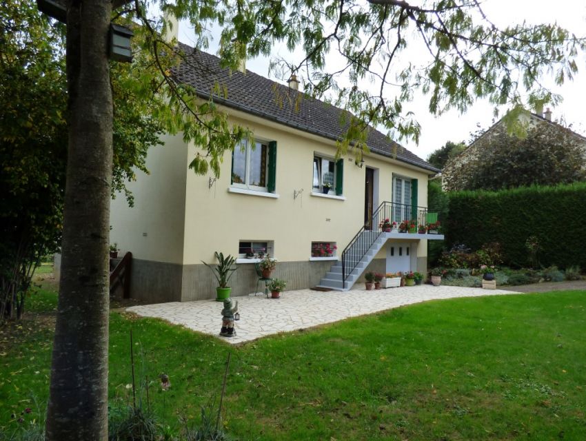 Village 15 minutes Sablé-sur-Sarthe Pavillon sur sous-sol, séjour, 3 chambres, jardin avec terrasse