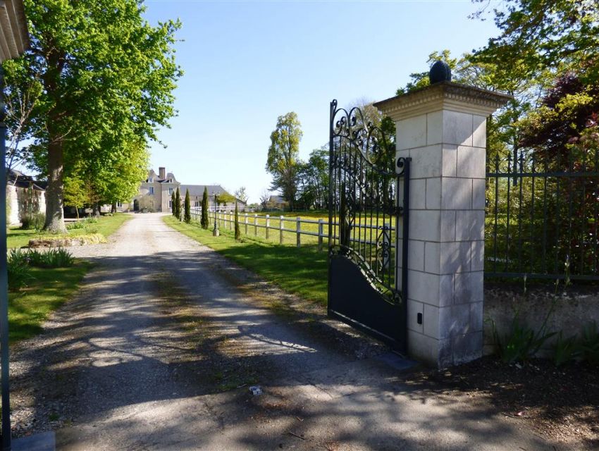 Propriete en Mayenne - petit château- dépendances-orangerie-parc-bois-etang-