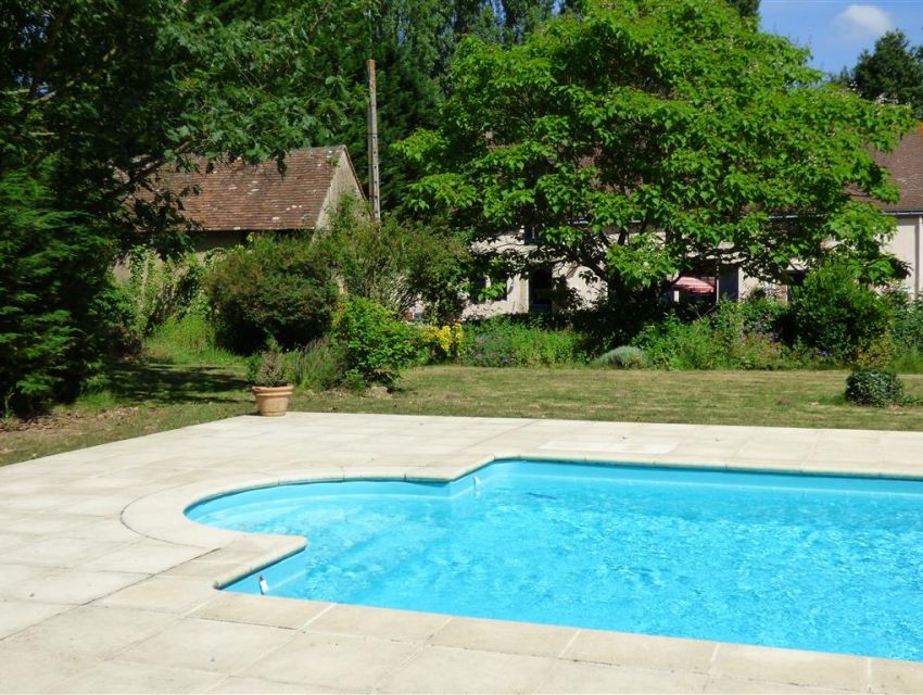 maison de caractere avec piscine chauffée dans le parc - secteur Sablé sur Sarthe