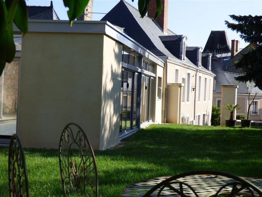 sable sur sarthe maison centre ville avec piscine couverte