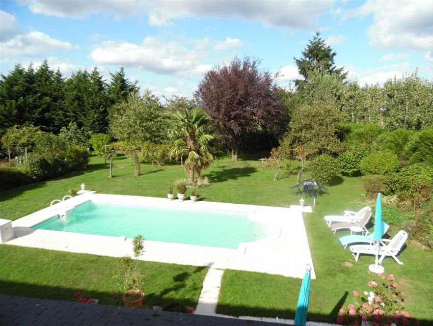 propriété avec piscine axe Sablé sur Sarthe - Angers.