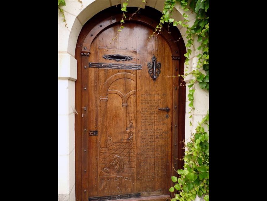 propriete-de-caractere-et-de-charme-village-medieval-porte-massive-bois-sculpté