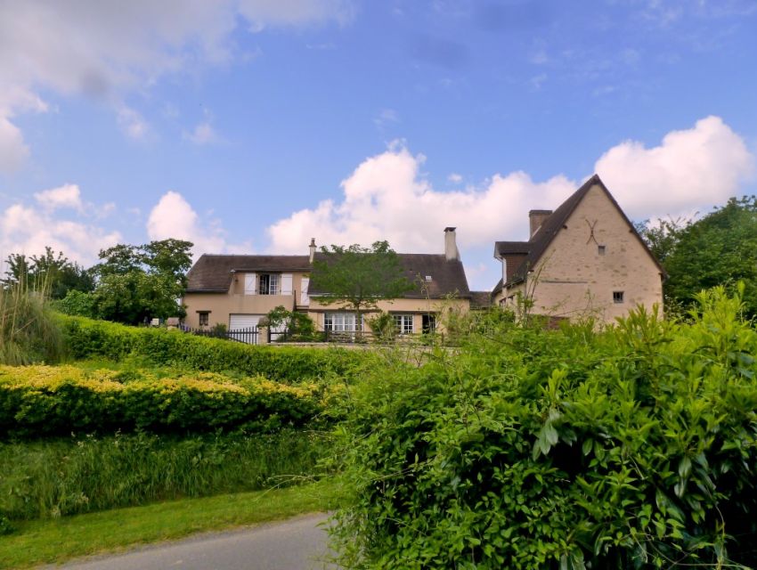 Secteur La Suze sur Sarthe Propriété de charme: maison ancienne restaurée avec jardin et garage
