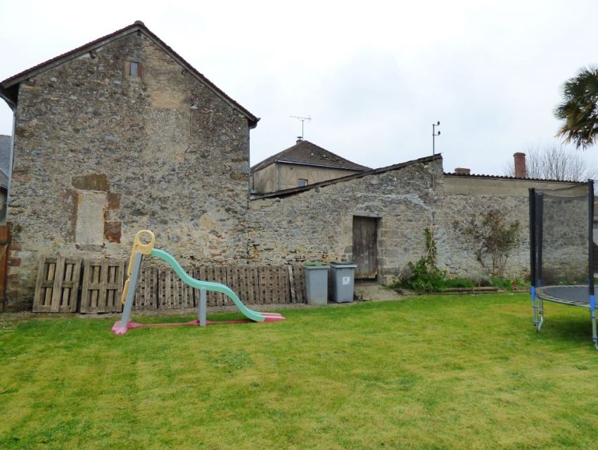 A restaurer: grange en pierre avec jardin. Toiture neuve