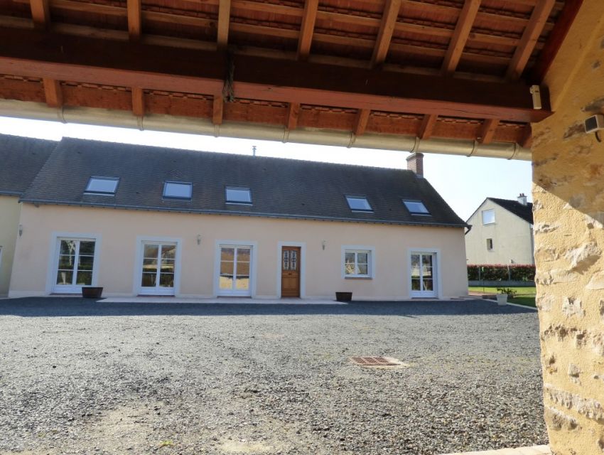 10 minutes Sablé-sur-Sarthe longère rénovée 4 chambres dont une en plain-pied,jardin et dépendances. Axe Sablé-La Flèche 