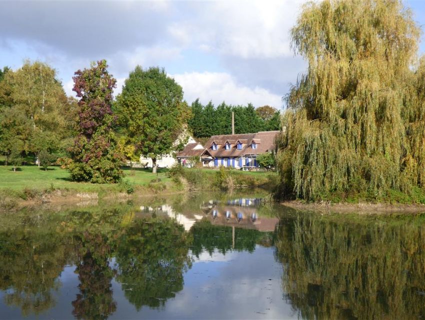 Le Mans et proximite - propriete de caractere avec piscine etang et maison d'hotes