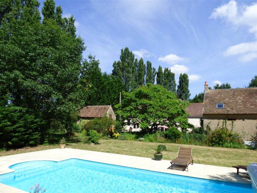 propriété de caractere - Région Sablé sur Sarthe 72300 - piscine chauffée dans le parc.
