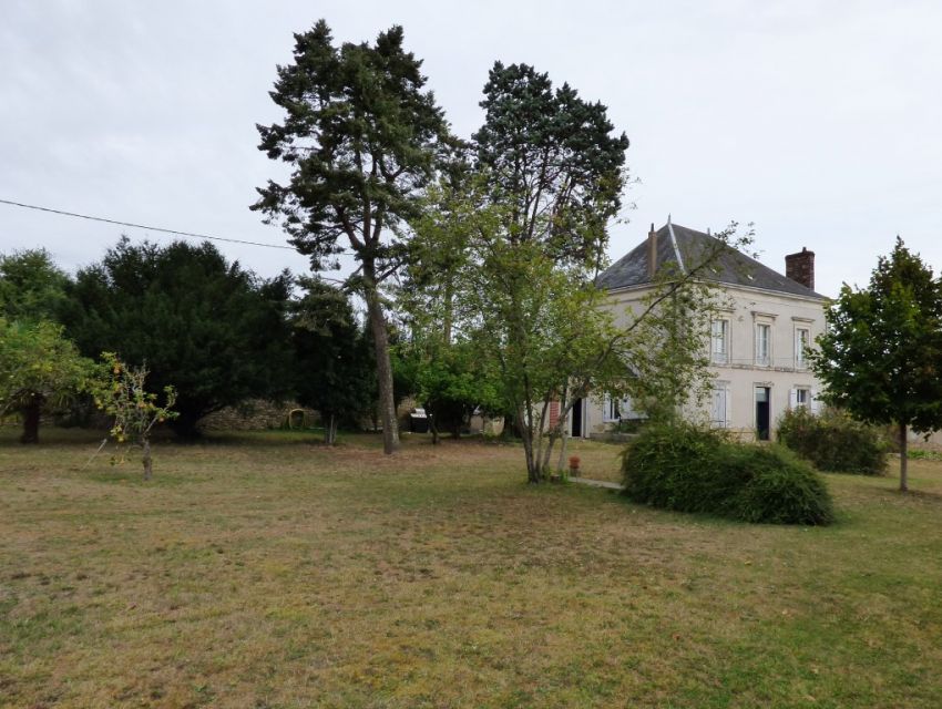 Maison de caractère  proche de Sablé sur Sarthe avec jardin-parc et dépendances