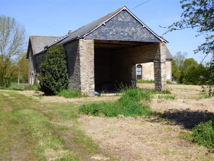 Ferme restaurée - proche du village medieval de Saint Denis d'Anjou - Mayenne