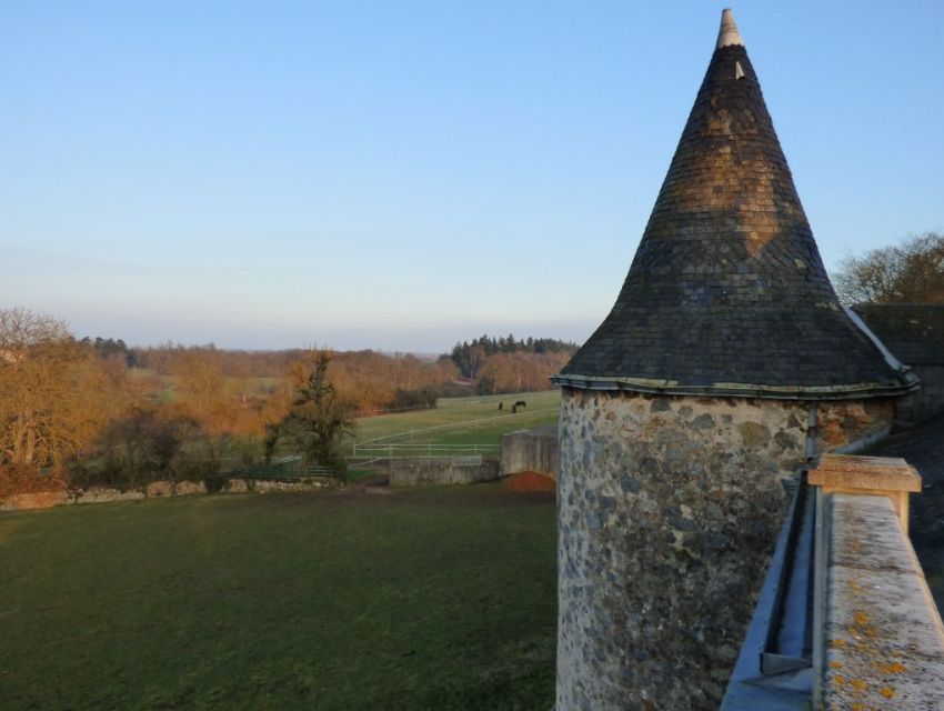 Région Laval - Propriété de caractère en Mayenne - Petit château - Tour XVème à l'arrière du logis principal 