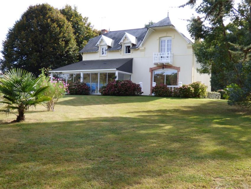 maison de charme et caractere avec parc en bordure de rivière axe Sablé-Le Mans