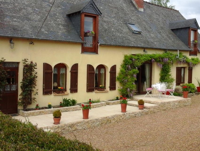 Longère restaurée proche de Loué 25 kilomètres Le Mans Sarthe  7 pièces principales, habitable en plain-pied, terrasse, cour et jardin