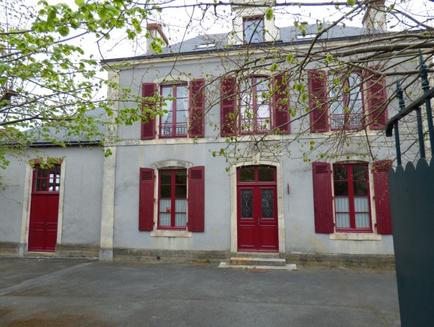 Maison de maître région de Sablé sur Sarthe avec façade flanquée de deux ailes.