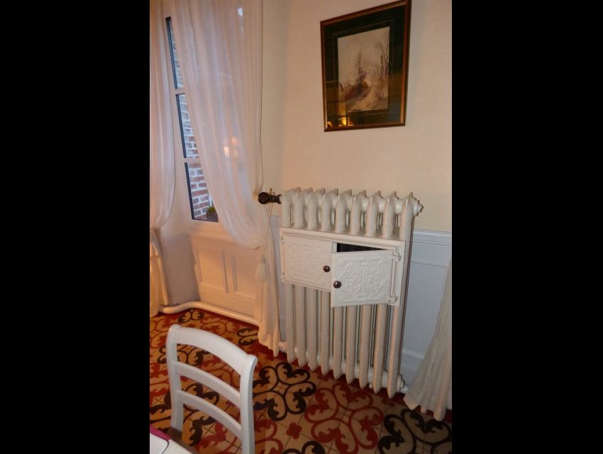 salle à manger avec radiateur en fonte avec chauffe-plats