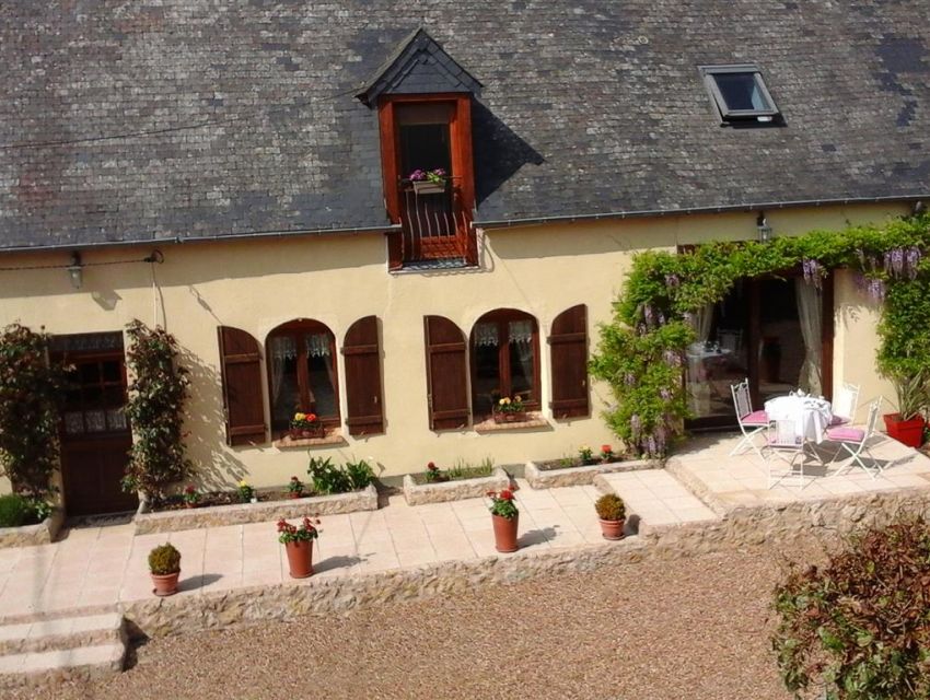 Propriété villageoise près de Loué Sarthe Longère restaurée 7 pièces principales, 2 chambres en plain-pied, jardin, dépendances