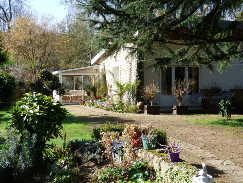 maison de plain-pied dans le centre ville de Sablé sur Sarthe avec jardin en bord de rivière