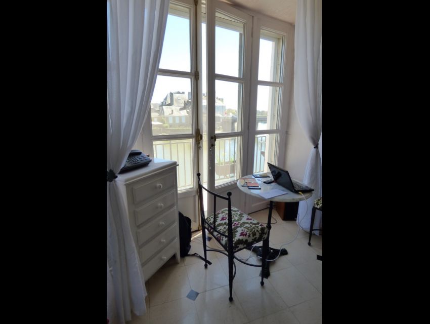 Appartement à Sablé centre ville - Séjour avec balcon-terrasse et  vue sur la rivière 'la Sarthe'
