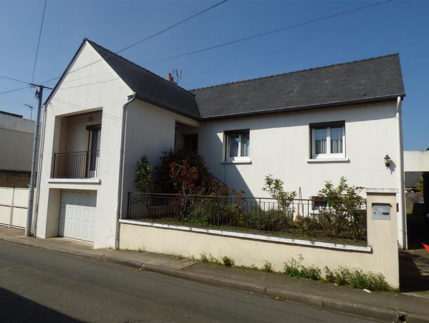 maison a acheter sablé avec jardin garage veranda et dependances.