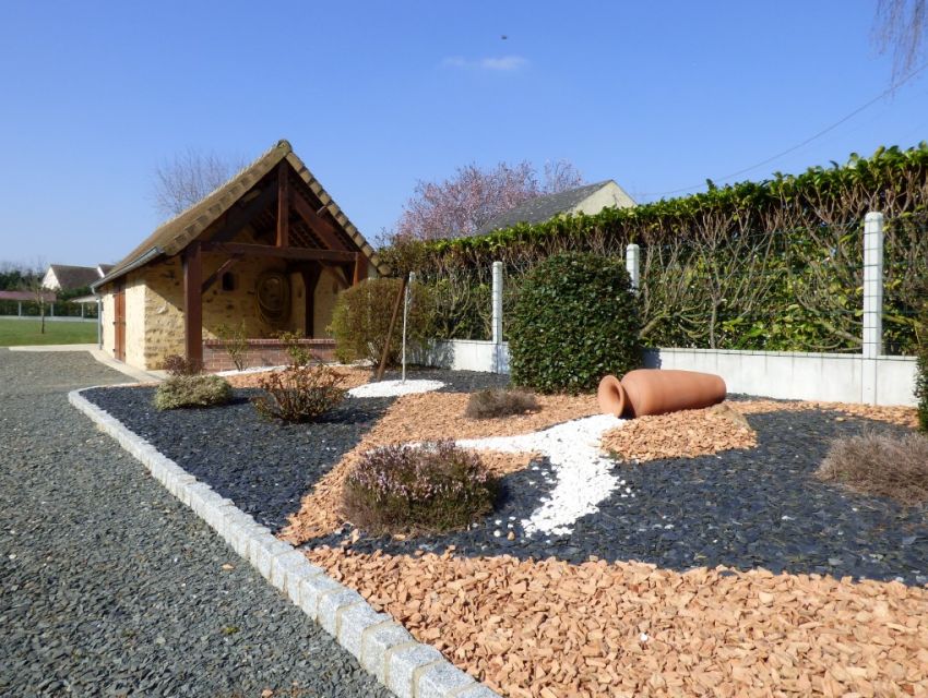 Axe Sablé-La Flèche, 10 minutes Sablé, longère, jardin,Cour et dépendance en pierre 