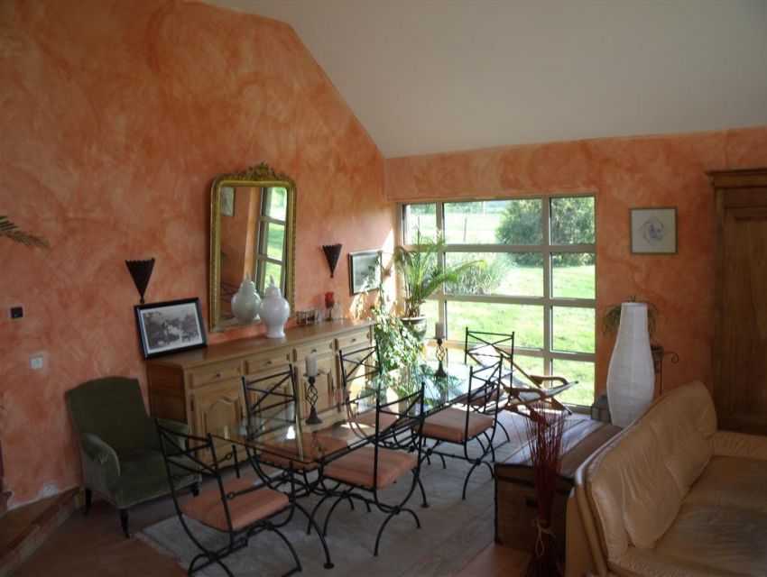 salle à manger avec sol en plancher chauffant (géothermie)  carrelé de terres cuites