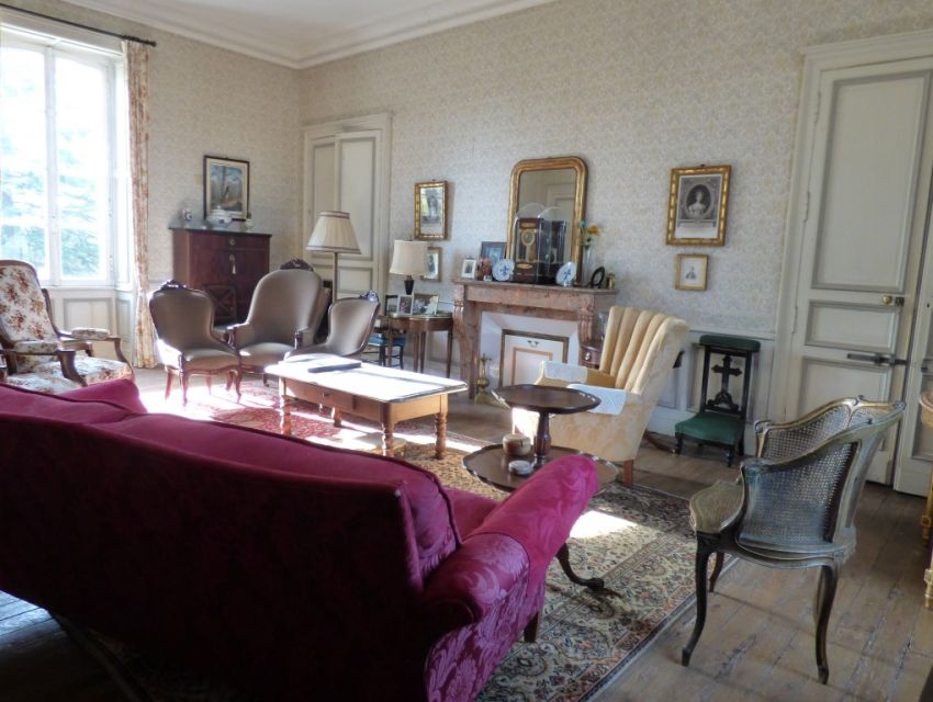 Authentique salon d'époque XIXème avec parquet, boiseries, plafonds moulurés, cheminée ...