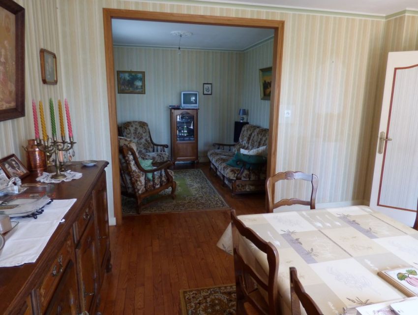 pavillon individuelle 3 chambres avec séjour et salon attenant.