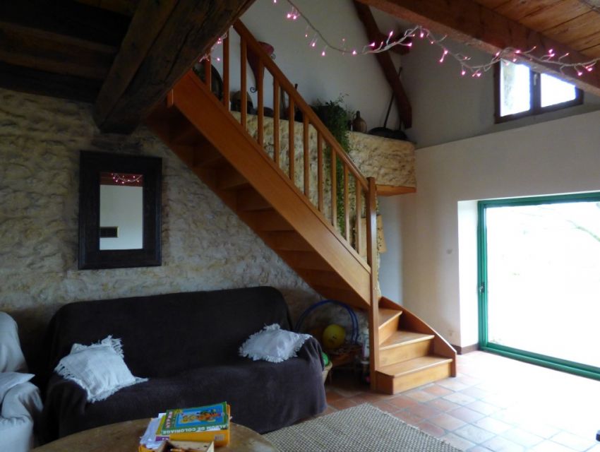 Propriété campagnarde Lumineux séjour avec murs en pierre 