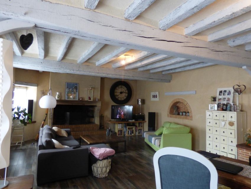 Proche de Sablé-sur-Sarthe, maison de 6 pièces principales, sejour avec cheminée.