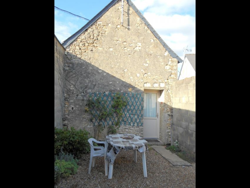 Noyen sur Sarthe Maison de village avec studio indépendant, jardin et garage.