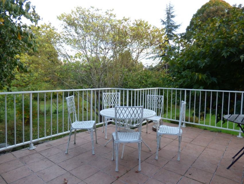 maison de caractère avec terrasse jardin et vues sur l'abbaye de Solesmes 72300