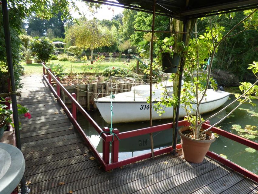 Propriete de charme axe Sablé-Le Mans  bordée par la rivière Sarthe - ponton et terrasse sur rivière