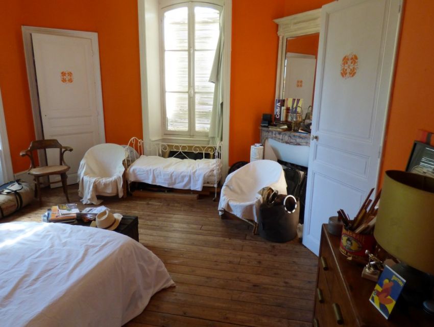 Chambre parquetée  avec cheminée marbre