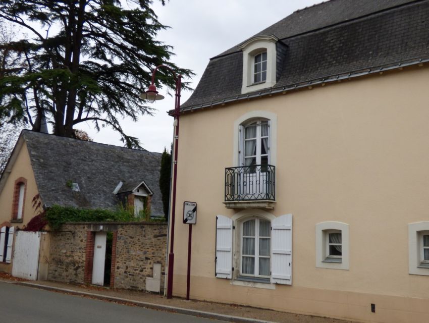 Maison de village en Mayenne, toît mansart, cheminée, poutraison, dépendance en pierre, jardin bord de rivière, proche Sablé-sur-Sarthe,