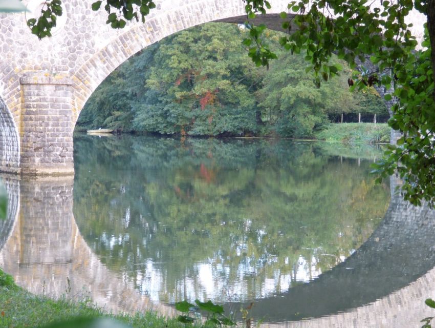 le pont enjambant la riviere Sarthe à Solesmes