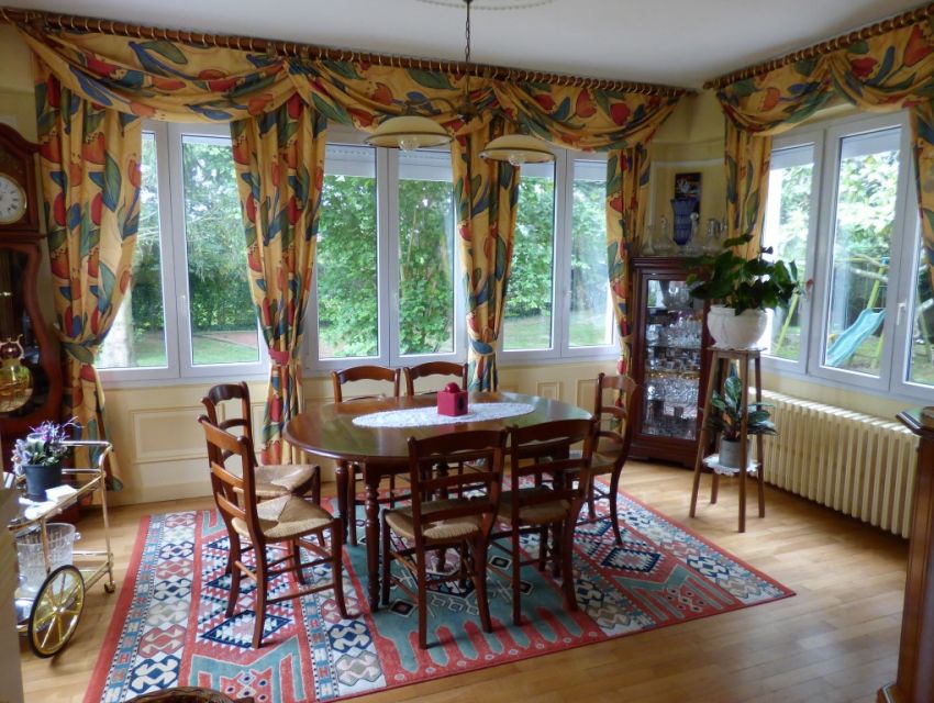 maison de charme et caractere sablé - séjour avec bow-window sur le parc